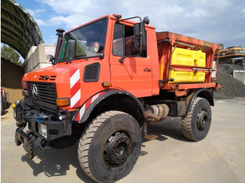 Truk jungkit UNIMOG