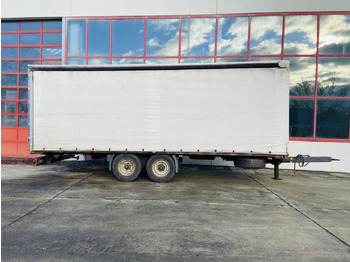 Truk dengan terpal samping