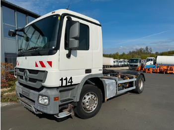 Truk sasis MERCEDES-BENZ Actros 1832