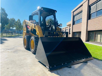 Skid steer CAT 226D3: gambar 3