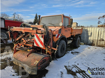 Truk jungkit UNIMOG