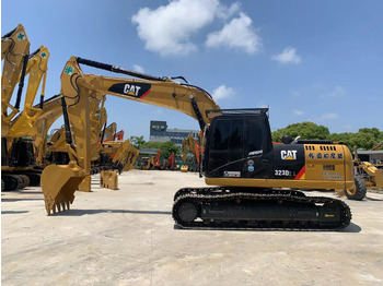 Ekskavator perayap CATERPILLAR 323DL