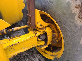 As roda belakang JCB