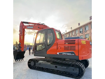 Ekskavator perayap DOOSAN DX140