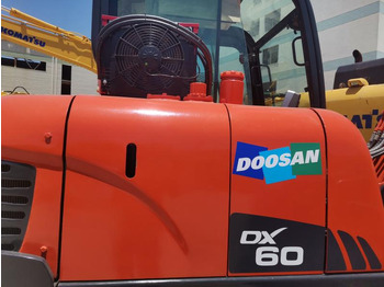 Ekskavator perayap Doosan dx60: gambar 3