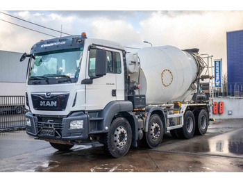 Truk pengaduk beton LIEBHERR