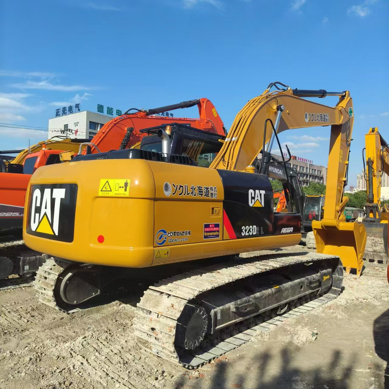 Ekskavator perayap CATERPILLAR 323D