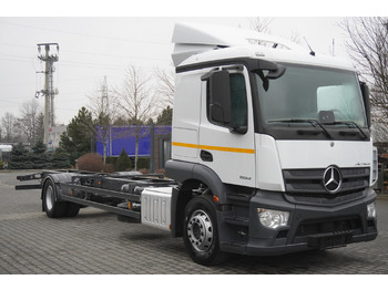 Truk sasis MERCEDES-BENZ Actros 1824