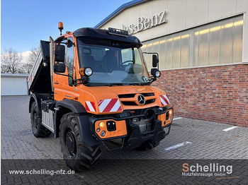 Truk jungkit UNIMOG