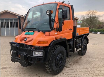 Truk flatbed UNIMOG U400