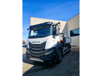 Truk flatbed IVECO