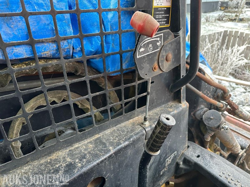 Skid steer New Holland LX865 TURBO - Kompaktlaster: gambar 15