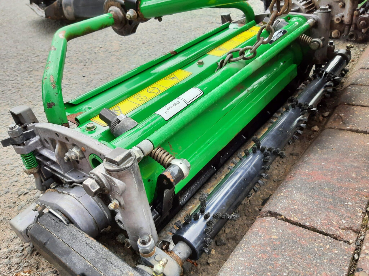 Mesin pemotong rumput baru John Deere 2500E greens triple mower: gambar 8