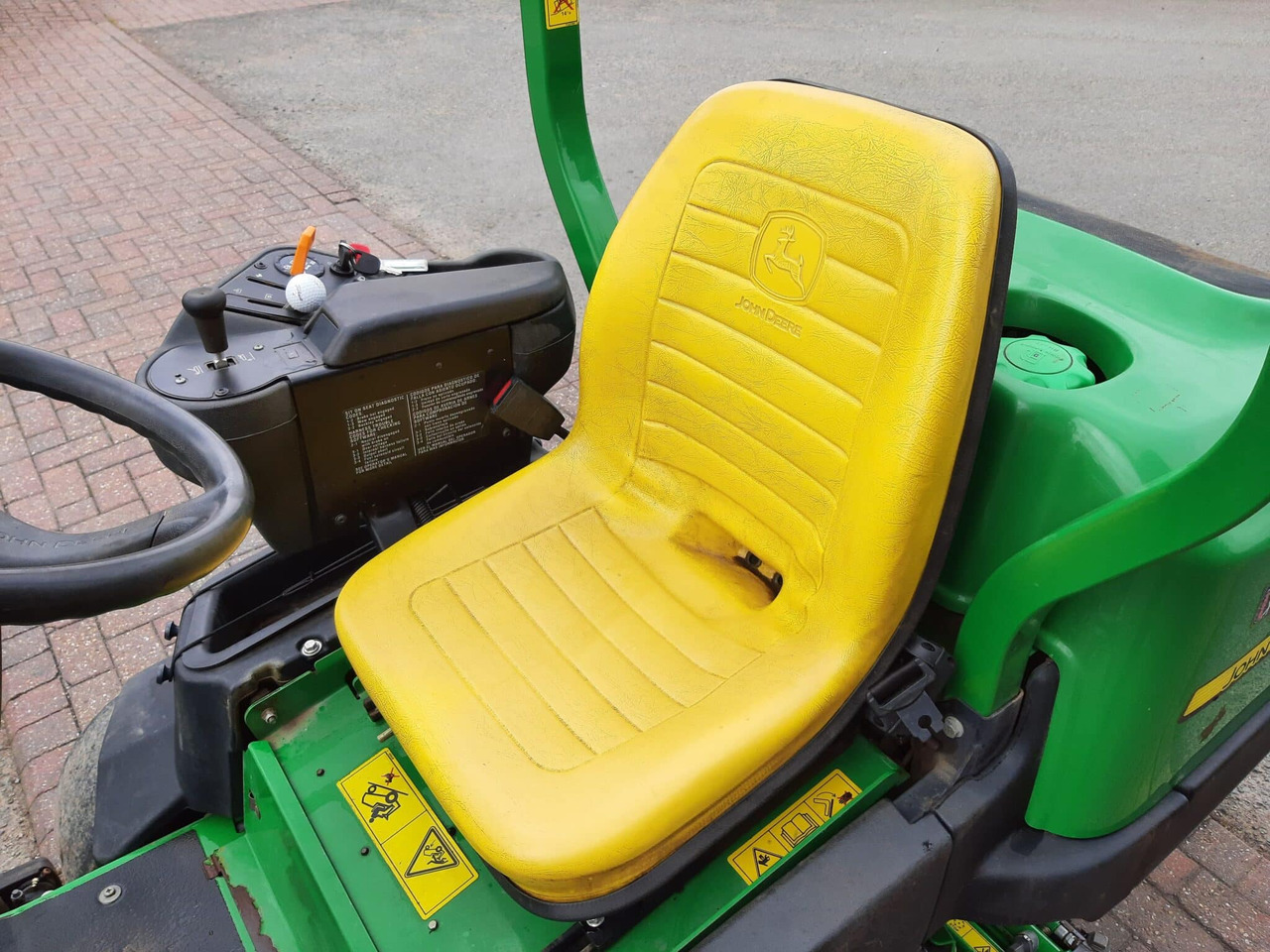 Mesin pemotong rumput baru John Deere 2500E greens triple mower: gambar 10