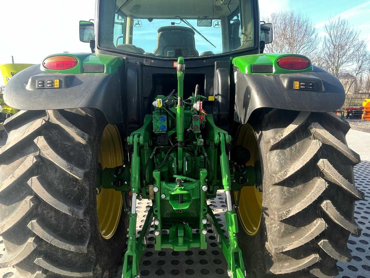 Traktor John Deere 6150R: gambar 6